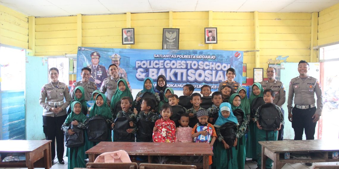 OPS Zebra Semeru 2024, Polisi di Sidoarjo Berikan Sosialisasi dan Baksos ke SD Terpencil