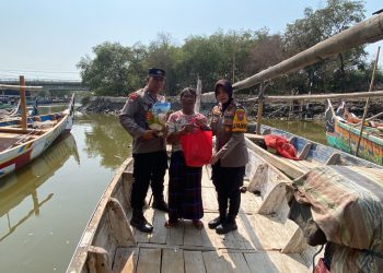 Jumat Berkah, Kapolsek Sedati Bagikan Sembako dan Berikan Himbauan Kamtibmas Jelang Pilkada