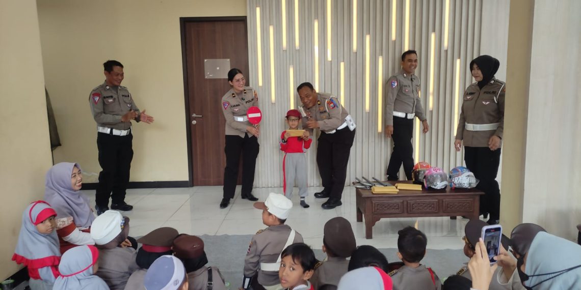 Satlantas Polresta Sidoarjo Kenalkan Rambu Lalu Lintas dengan Ceria