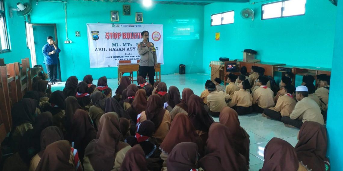 Kanit Binmas Polsek Krembung dan Bhabinkamtibmas Ploso Adakan Binluh Bahaya Bullying di MA Abil Hasal Asy Syadzily