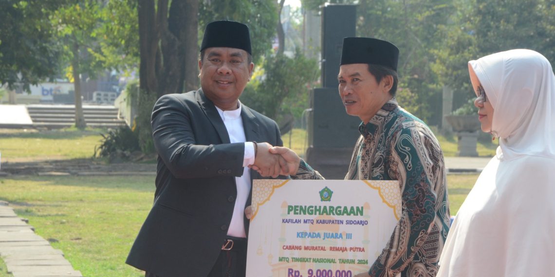 Peringati Hari Santri, Pjs Bupati Sidoarjo Isa Anshori Beri Penghargaan Santri Berprestasi