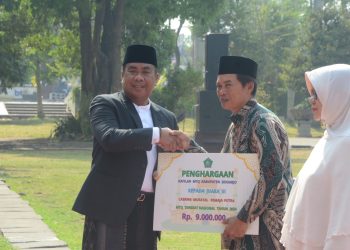 Peringati Hari Santri, Pjs Bupati Sidoarjo Isa Anshori Beri Penghargaan Santri Berprestasi
