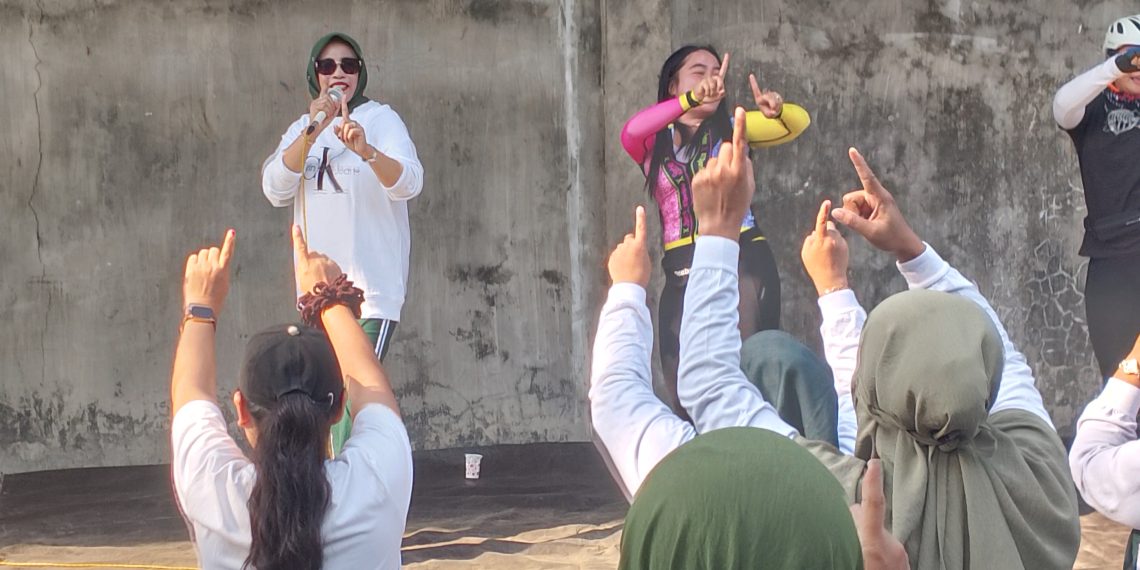 Cawabup Mimik Idayana Buka Warling Gratis Desa Kebonsari dan Klurak