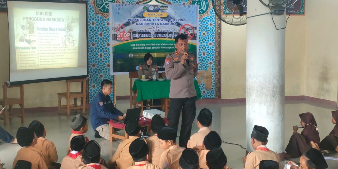 Kanit Binmas Polsek Gedangan Beri Pembekalan Bahaya Narkoba dan Bullying di MI Terpadu Nurul Iman