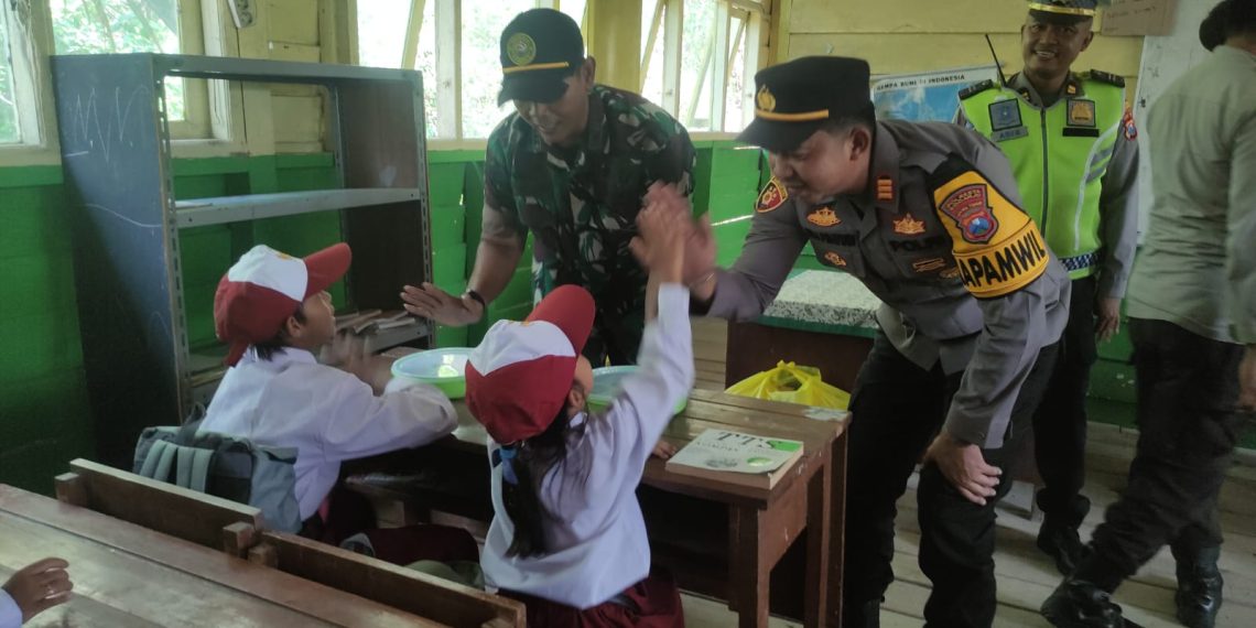 Gembiranya Bocah SD Terpencil di Sidoarjo Saat Diberi Makan Siang Gratis Bergizi Oleh Polisi dan TNI