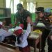 Gembiranya Bocah SD Terpencil di Sidoarjo Saat Diberi Makan Siang Gratis Bergizi Oleh Polisi dan TNI