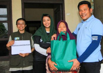 Gerakan Keba1kan Calon Bupati Sidoarjo Subandi Bantu Para Lansia di Sukodono