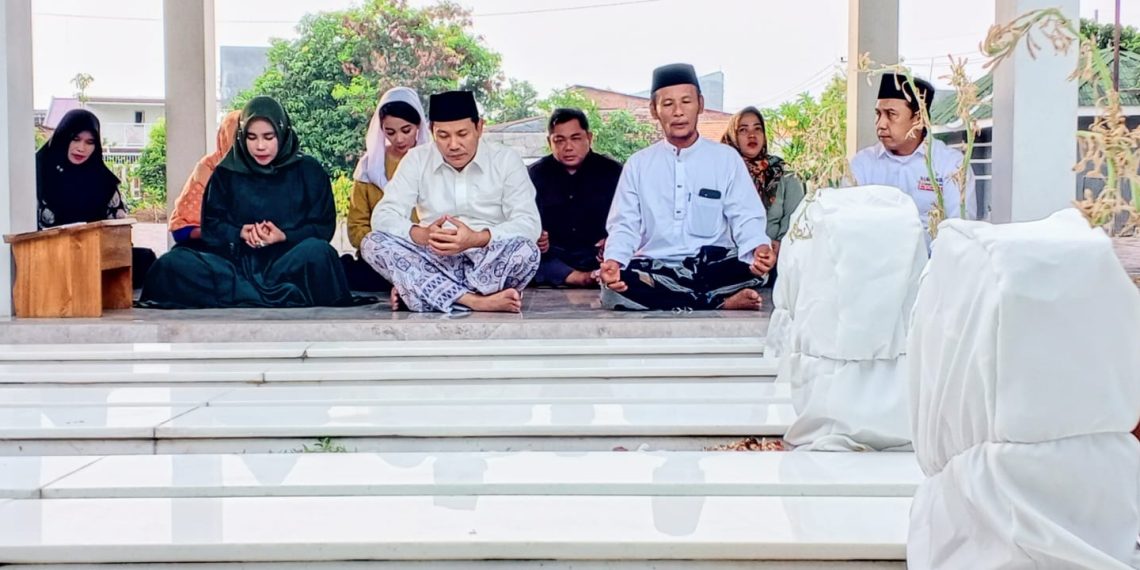 Mengunjungi Jejak Spiritual: Paslon Subandi-Mimik Ziarah ke Makam Wali dan Bupati Pertama Sidoarjo