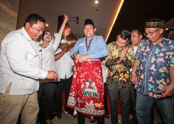 Terbukti Lebih Peduli UMKM, Subandi Mimik Dihadiahi Batik Usai Debat