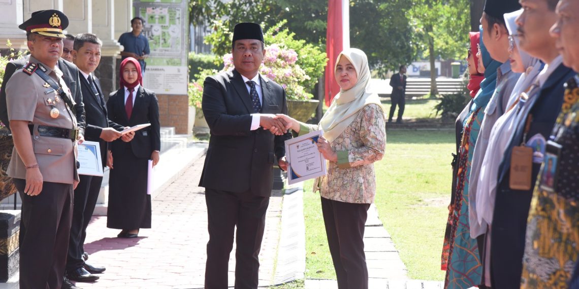 Peringati Hari Kesehatan Nasional ke 60 Tahun 2024, Pemkab Sidoarjo Berikan Penghargaan Kepada Pihak- Pihak Yang Peduli Terhadap Pembangunan Kesehatan