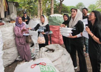 Tim #GerakanKeba1kan Subandi-Mimik Berbagi Makan Bergizi Gratis ke Pemulung
