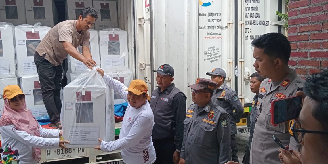 Personel Pengamanan Kawal Ketat Distribusi Logistik Pilkada 2024 di Kabupaten Sidoarjo