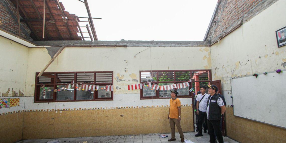 Plt Bupati Sidoarjo Subandi Perintahkan Kelas SDN Tropodo 1 yang Ambruk Segera Diperbaiki