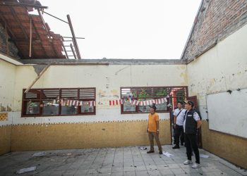 Plt Bupati Sidoarjo Subandi Perintahkan Kelas SDN Tropodo 1 yang Ambruk Segera Diperbaiki