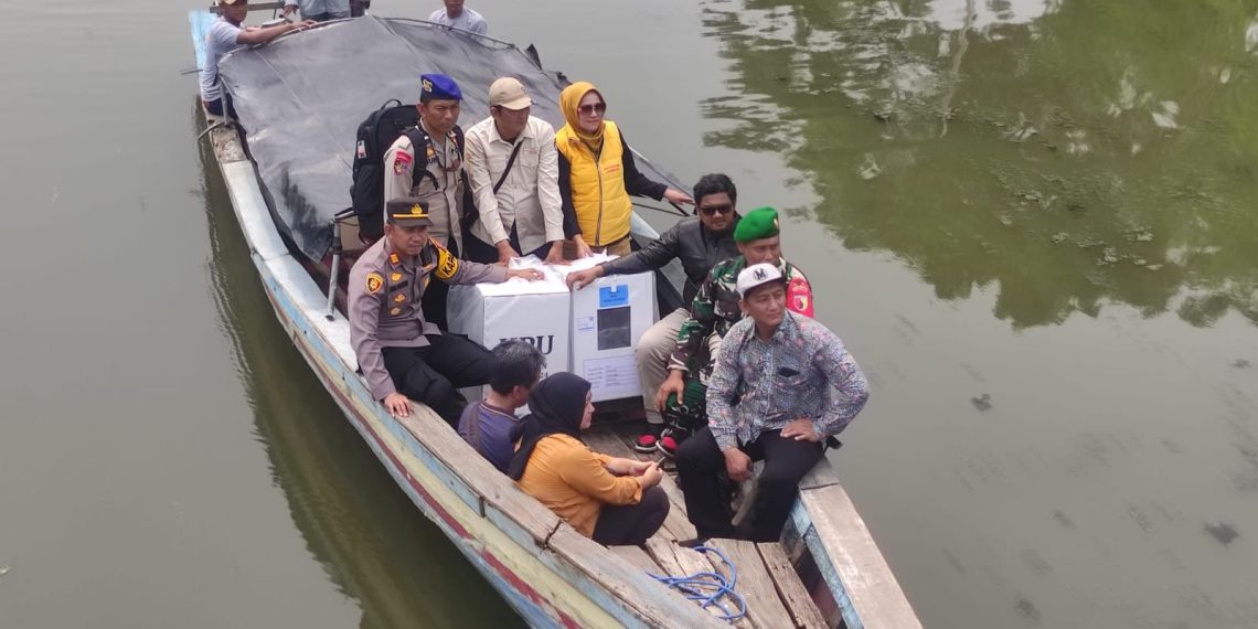 Pengawalan Distribusi Logistik Pilkada Melalui Jalur Laut oleh Personil Polresta Sidoarjo