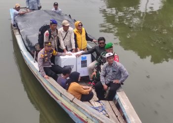 Pengawalan Distribusi Logistik Pilkada Melalui Jalur Laut oleh Personil Polresta Sidoarjo
