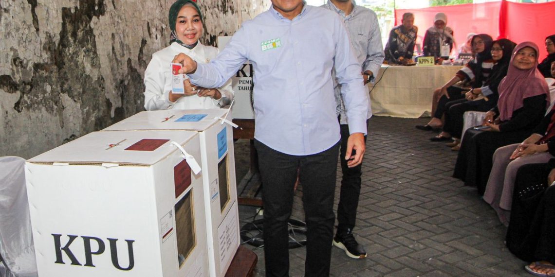 Pasangan Bandi-Mimik Nyoblos Bareng Keluarga, Target Menang 75 Persen