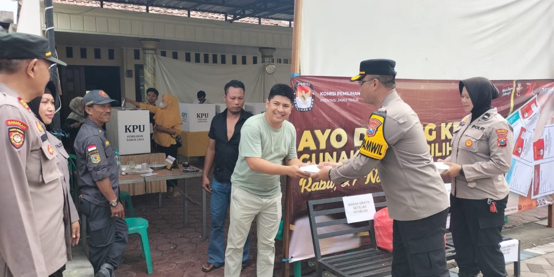 Tarik Animo Warga Datang Ke TPS, Polresta Sidoarjo Bagikan Makanan Gratis