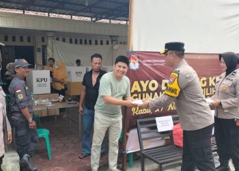 Tarik Animo Warga Datang Ke TPS, Polresta Sidoarjo Bagikan Makanan Gratis