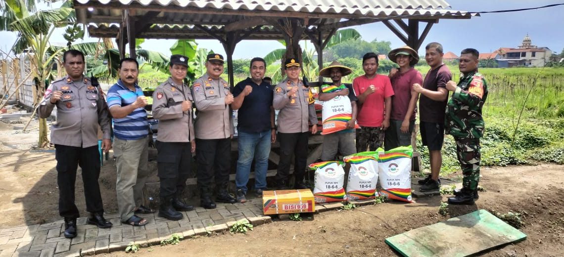 Polsek Krian Berikan Bantuan Bibit Jagung Dan Pupuk Dukung Program Ketahanan Pangan Nasional