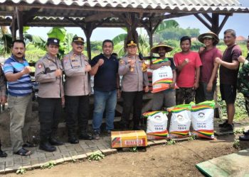Polsek Krian Berikan Bantuan Bibit Jagung Dan Pupuk Dukung Program Ketahanan Pangan Nasional