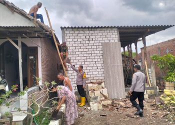 Personel Polsek Tulangan Turun Tangan Sigap Bantu Korban Bencana Angin Kencang