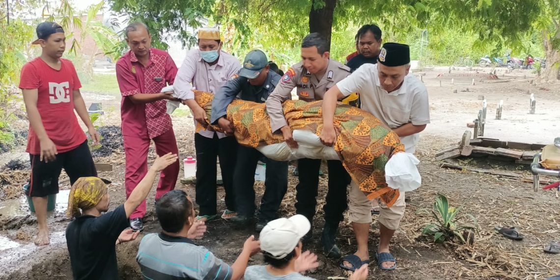 Bhabinkamtibmas Desa Siwalanpanji Bantu Pemakaman Warga