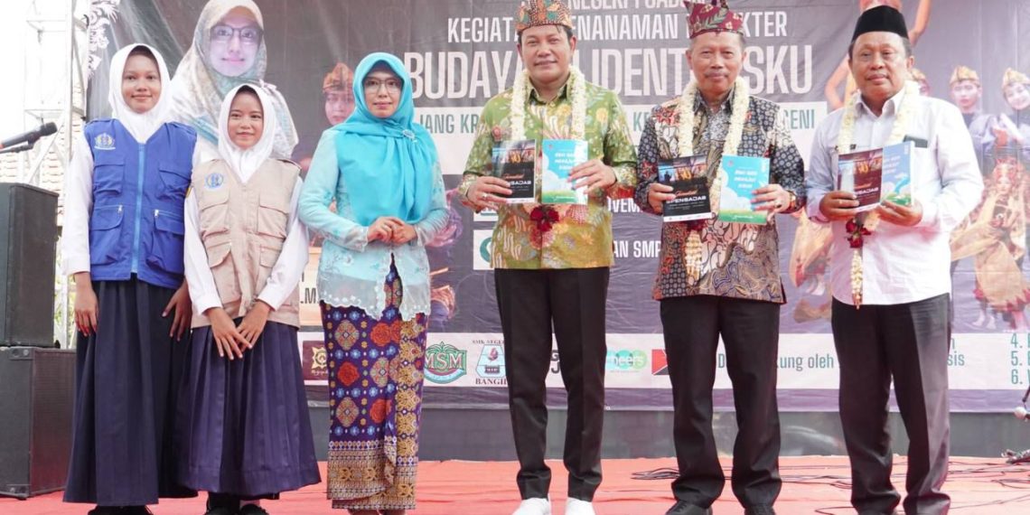 Plt Bupati Subandi Hadiri Ajang Kreativitas Pentas Seni Kearifan Lokal SMPN 1 Jabon, Angkat Tema “Budayaku Identitasku