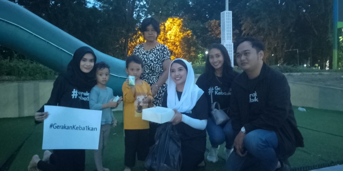 Sejumlah Pemuda Sidoarjo Bagi-bagi Makan Gratis dan Susu Sehat