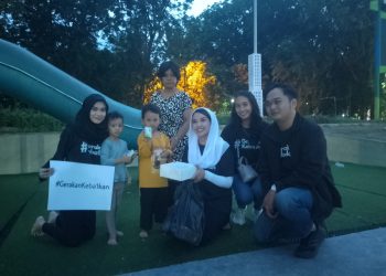 Sejumlah Pemuda Sidoarjo Bagi-bagi Makan Gratis dan Susu Sehat