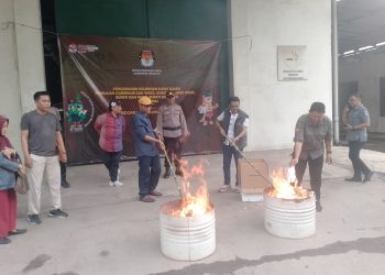 KPU Sidoarjo Musnahkan 913 Kelebihan Surat Suara