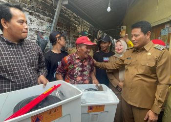 Plt Bupati Subandi Kunjungi Dua Korban Kebakaran Rumah, Beri Bantuan