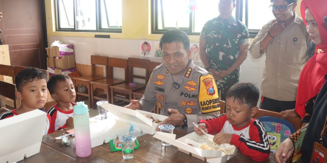 Polresta Sidoarjo Bagikan Makan Siang Bergizi untuk Pelajar TK dan SD