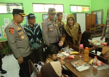Wakapolresta Sidoarjo Bagikan Makan Siang Bergizi di Sekolah Wonoayu