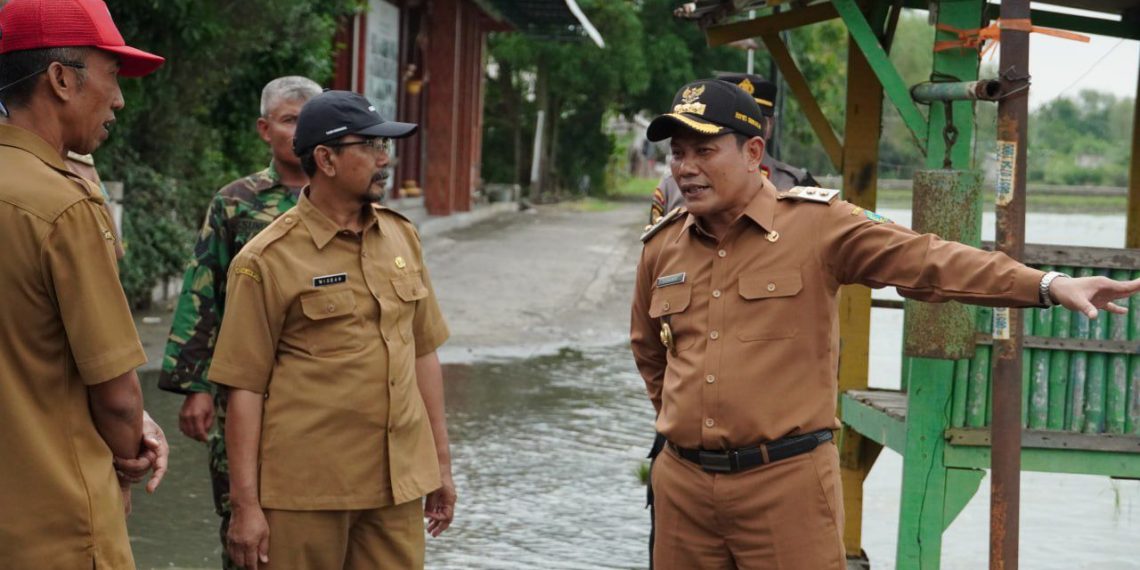 Sidak Lokasi Banjir, Plt Bupati Sidoarjo Subandi Pastikan Penanganan yang Baik