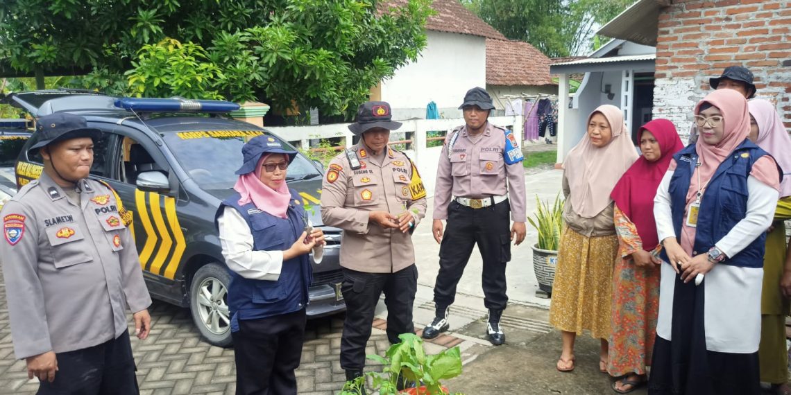 Penyerahan Bibit Tanaman dan Penyuluhan Ketahan Pangan di Desa Kemangsen Balongbendo