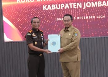 Hakordia, Kejari Jombang Gelar Sosialisasi dan Serahkan 4 HGB Ruko Citra Niaga ke Pemkab