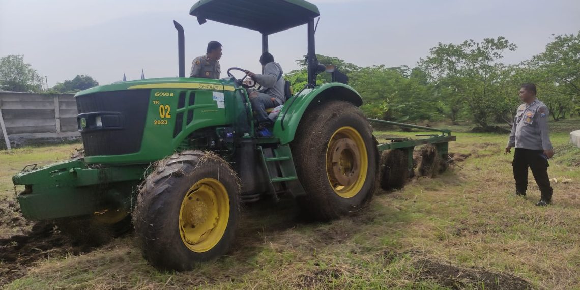 Wujudkan Ketahanan Pangan Polisi di Sidoarjo Buka Lahan Tidur Jadi Produktif Ditanami Jagung