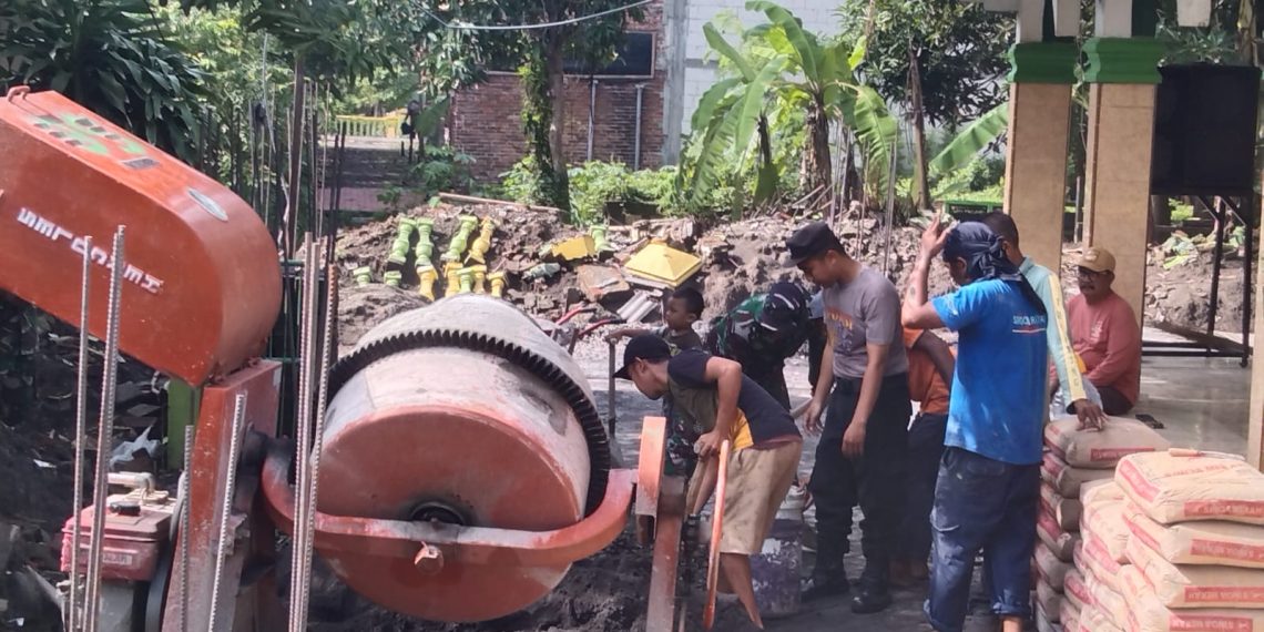 Polisi dan TNI Turun Bareng Warga Kerja Bakti di Desa Gempol Klutuk Tarik
