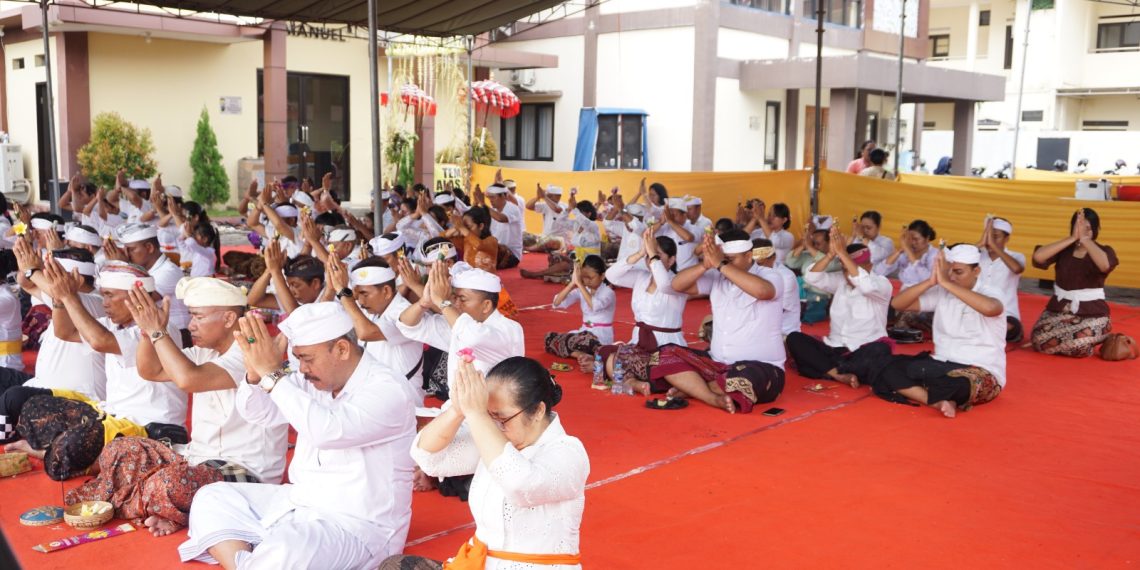 Polresta Sidoarjo Gelar Piodalan Peringati Dua Tahun Pura Kertha Bumi Bhayangkara