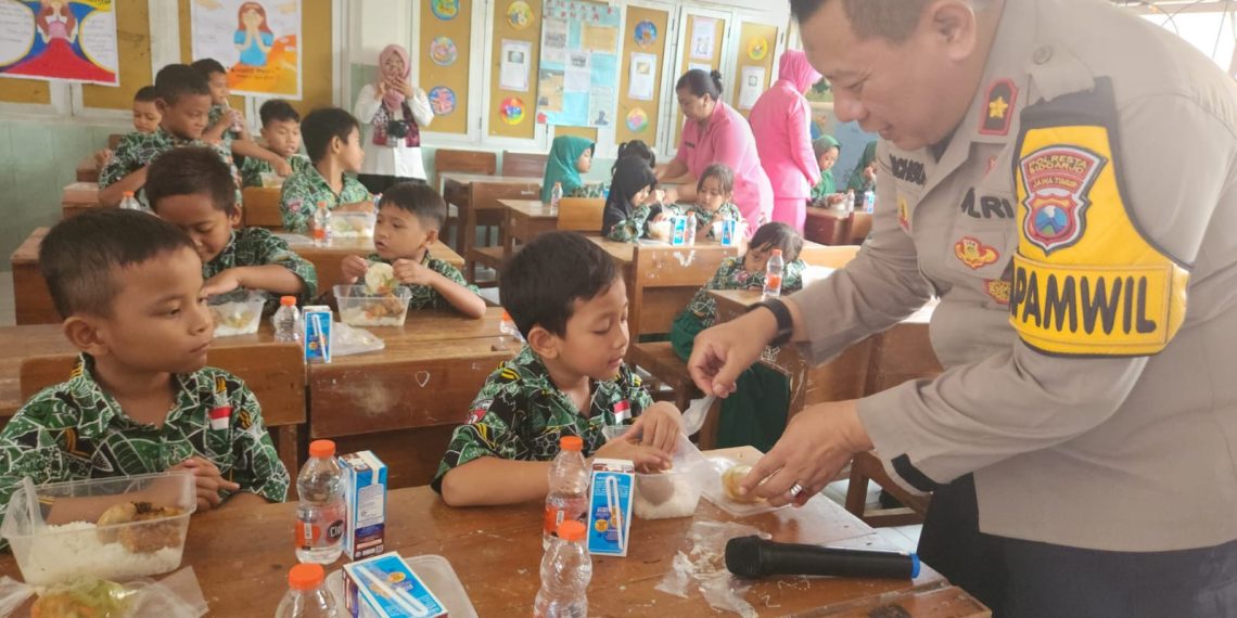Polsek Gedangan Bagikan Makan Siang Bergizi di SDN Gemurung
