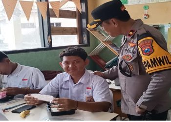 Naik Perahu, Kapolsek Buduran Bagikan Makan Siang Bergizi di Sekolah Wilayah Terpencil
