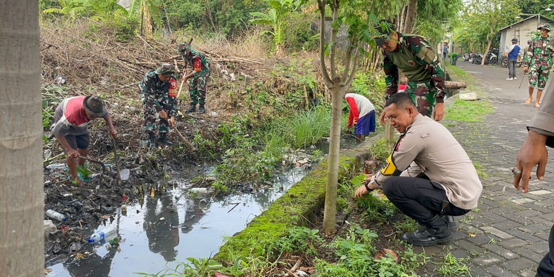 Antisipasi Banjir, Anggota Polsek dan Koramil Buduran Bersama Warga Kerja Bakti Bersihkan Sungai