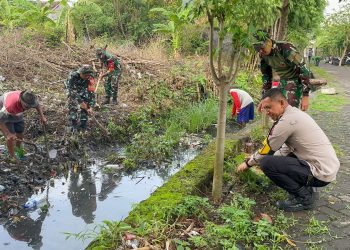 Antisipasi Banjir, Anggota Polsek dan Koramil Buduran Bersama Warga Kerja Bakti Bersihkan Sungai