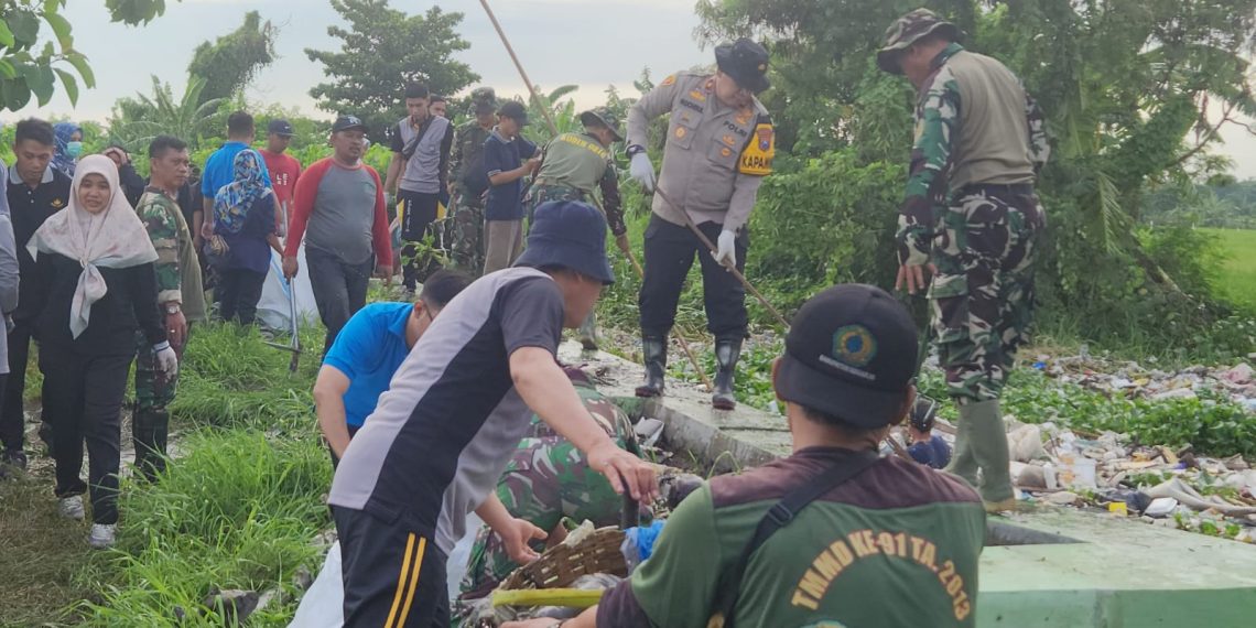 Forkopimka Gedangan Bersihkan Aliran Sungai Cegah Banjir