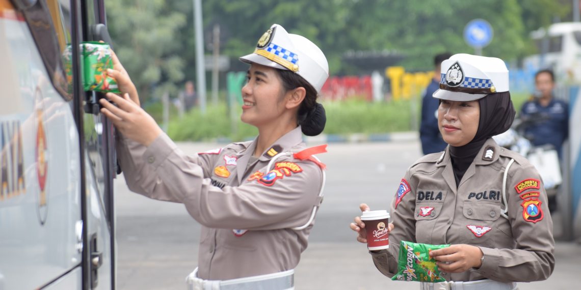 Menilik Aksi Simpatik Polisi di Pos Pelayanan Nataru Terminal Purabaya