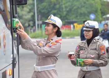Menilik Aksi Simpatik Polisi di Pos Pelayanan Nataru Terminal Purabaya