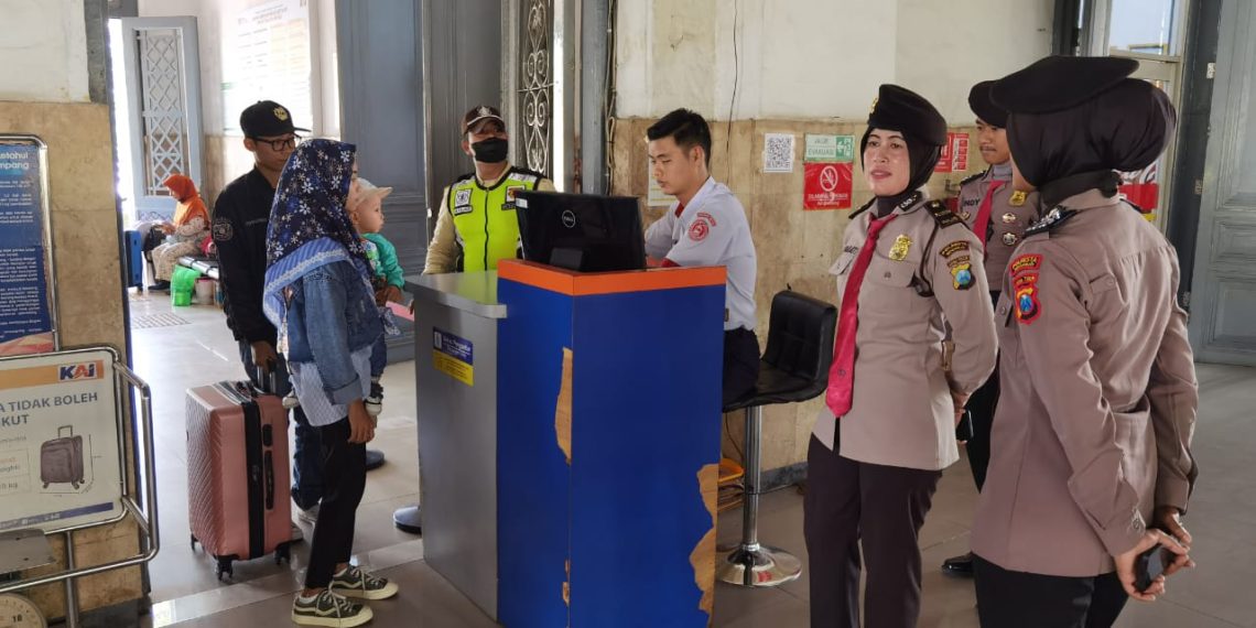 Polwan Polresta Sidoarjo Amankan Liburan Nataru di Obyek Vital