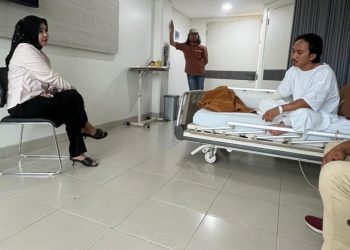 Perhatian Kondisi Relawan Sakit, Wabup Sidoarjo Terpilih Hj Mimik Idayana Jenguk Husain