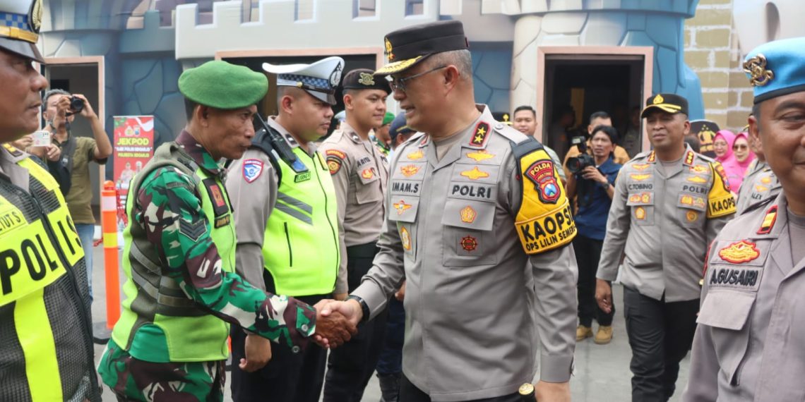 Kapolda Jatim Tinjau Pos Pelayanan Operasi Lilin Semeru 2024 di Terminal Purabaya
